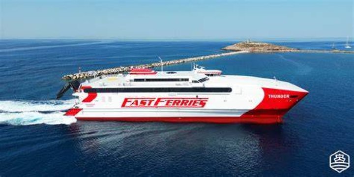 Are there ferries between the Greek islands?