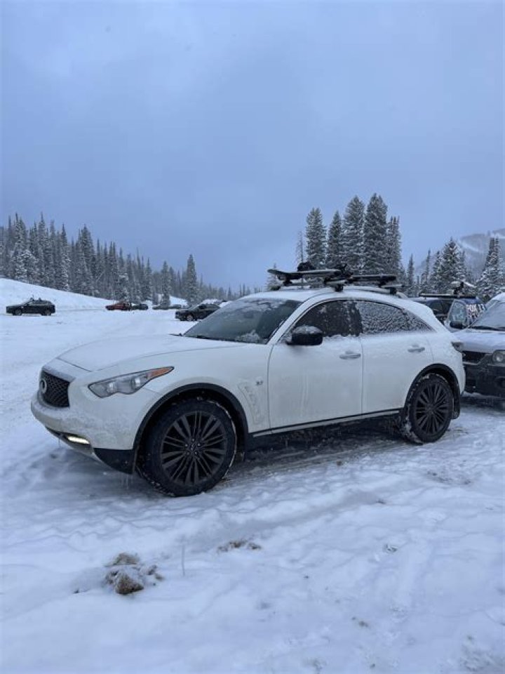 Is Infiniti QX70 good in snow?