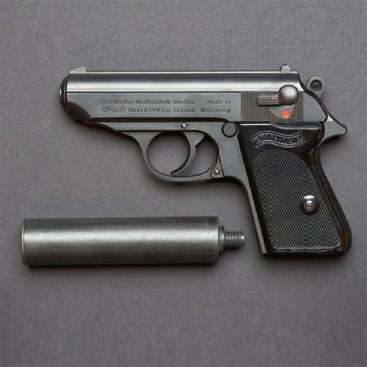 What guns were in GoldenEye?