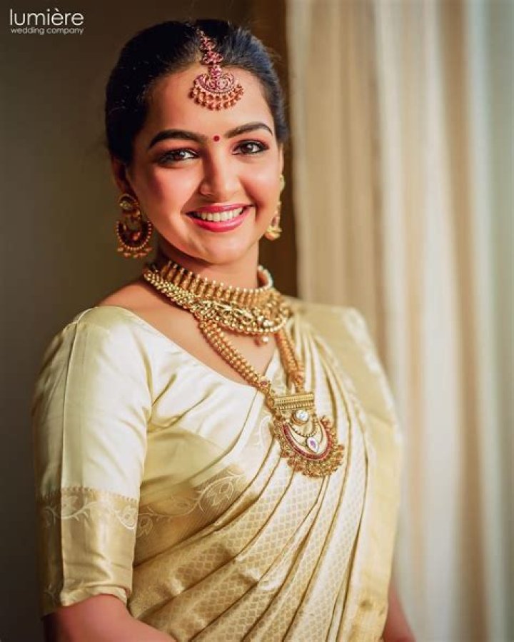 Which Colour saree is best for Kerala wedding?